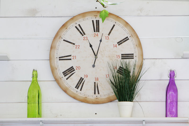 白色木墙的钟表和玻璃瓶装饰