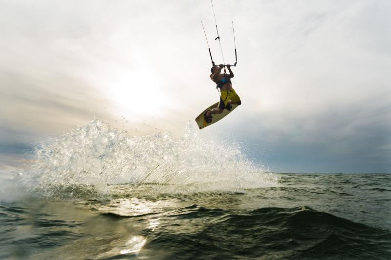 日落时风筝冲浪者