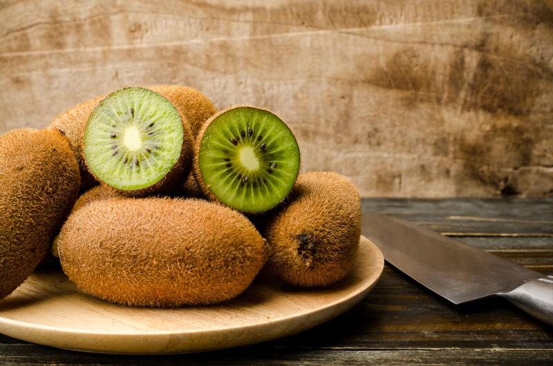 案板上成熟的猕猴桃