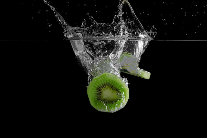 新鲜的猕猴桃片掉入水中