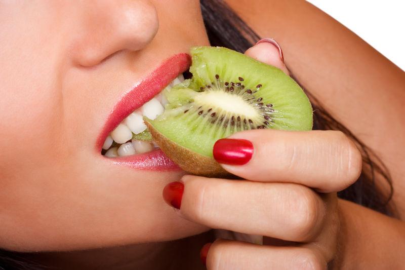 美女吃猕猴桃