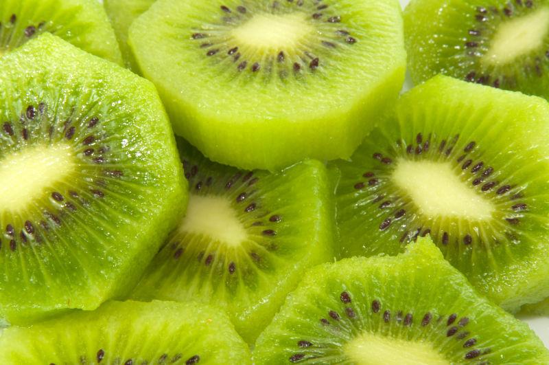 多汁的新鲜猕猴桃去皮切片