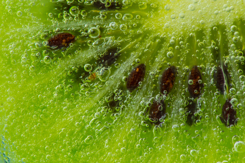 有泡沫的多汁的猕猴桃