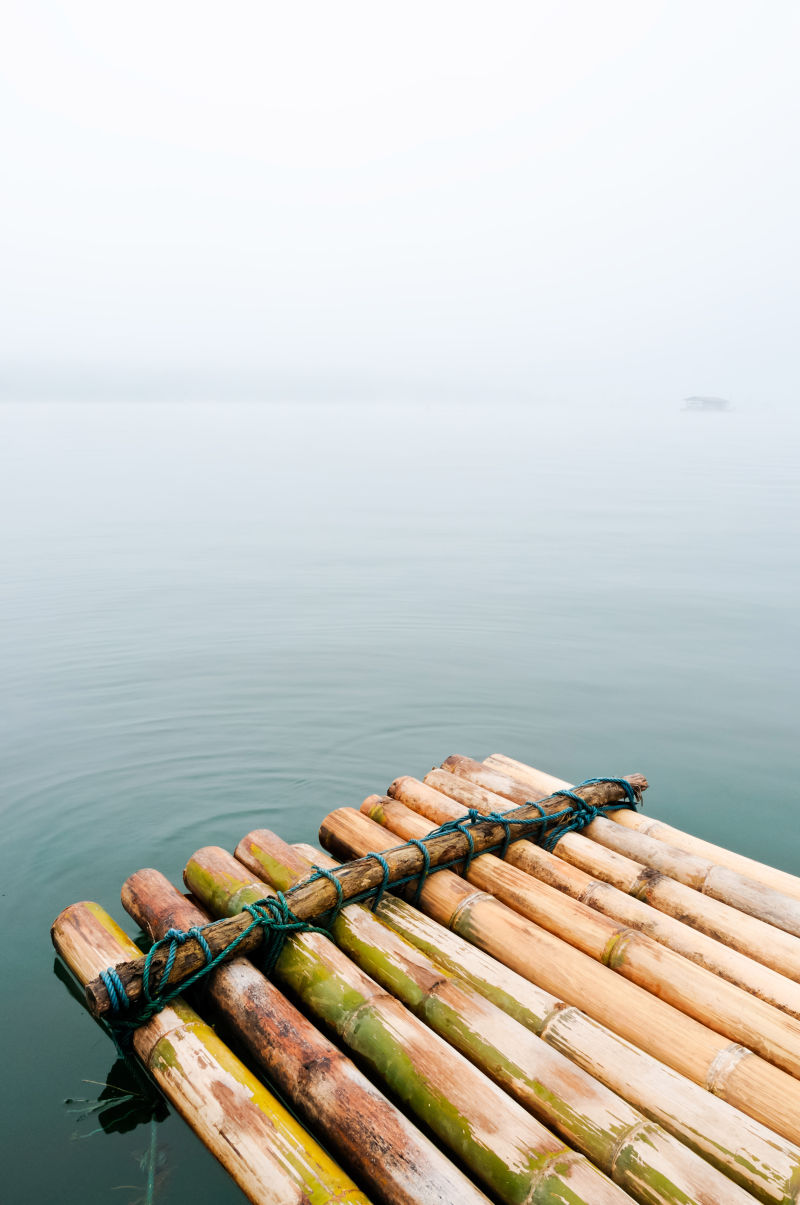 湖面上的竹筏与晨雾