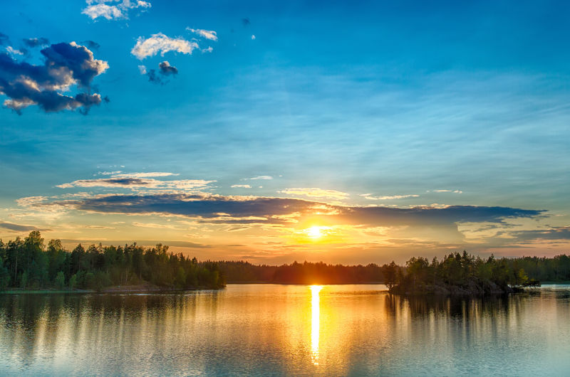 夕阳下的阳光浴湖面