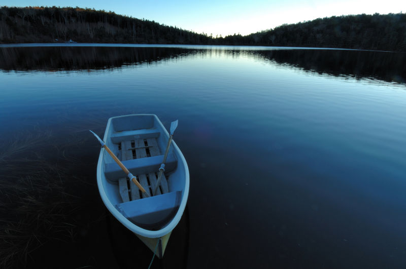 木船静静的呆在湖面上