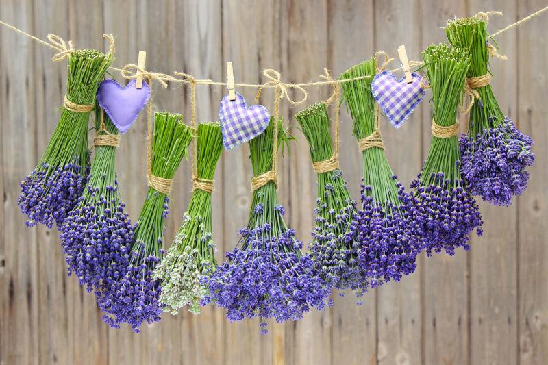 木纹理桌面上的薰衣草花束袋装薰衣草花和一碗薰衣草花朵