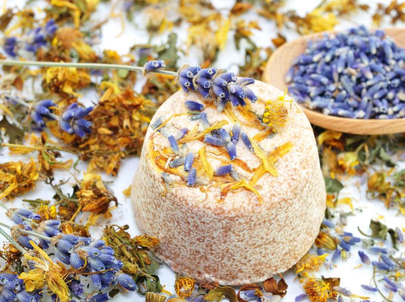 白色背景上散落的薰衣草花瓣