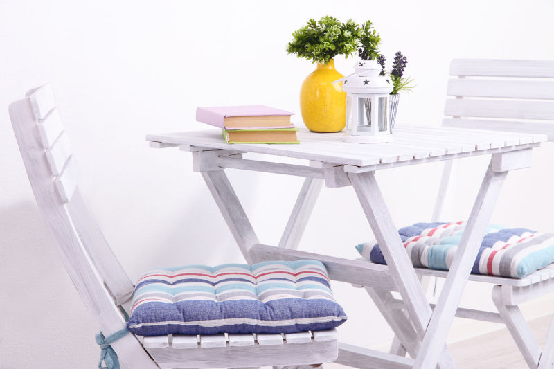 白色背景的花园椅