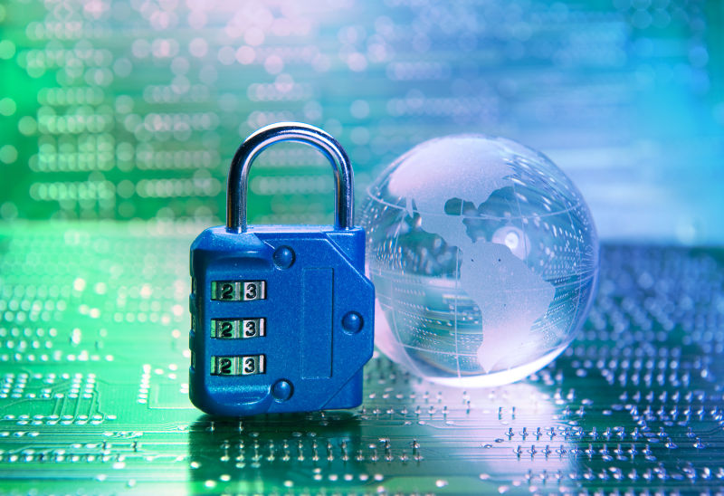 具有计算机键盘背景的锁和网络电缆