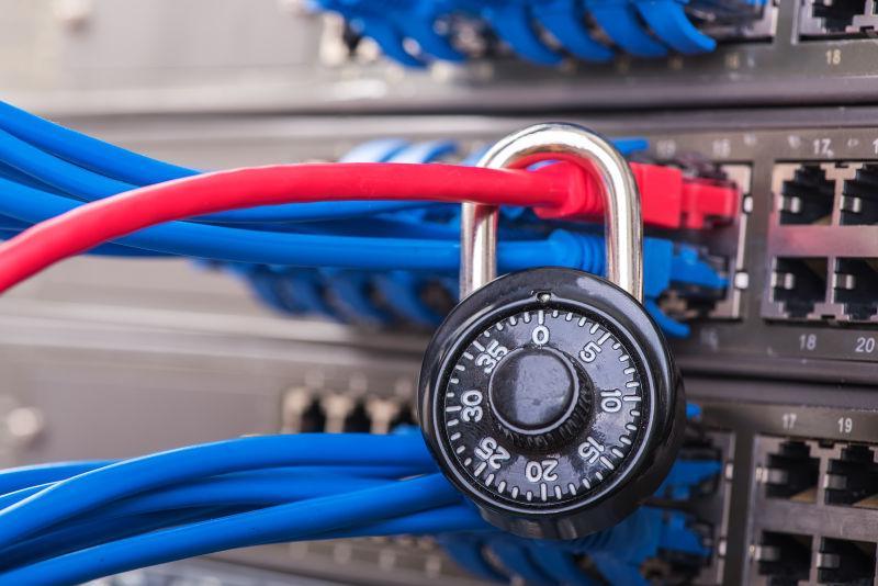 具有挂锁和交换机的网络保护概念