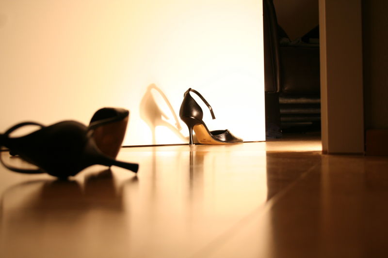 地板上的高跟鞋