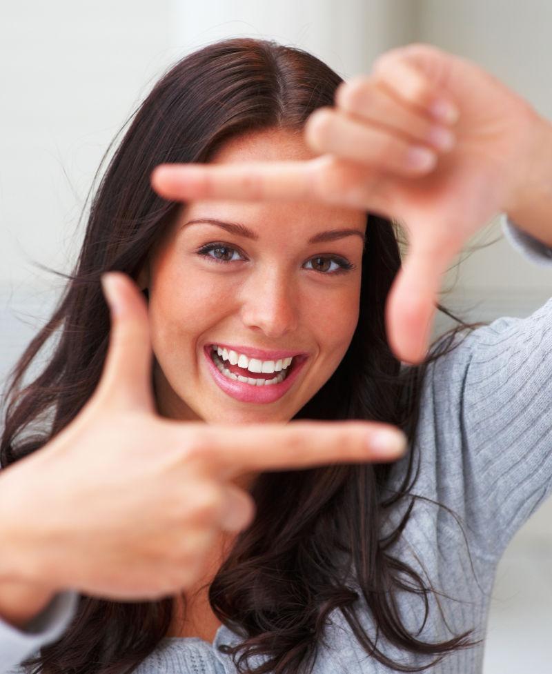 真正美丽的年轻微笑女孩