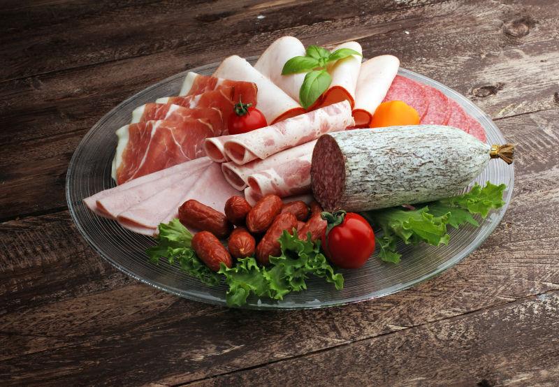 食物托盘里有美味的意大利腊肠