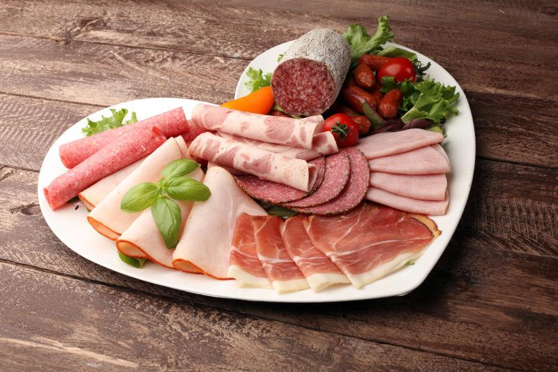 木桌上的美味托盘