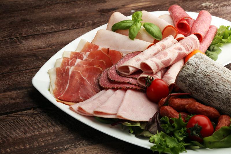 木质背景中的美味托盘