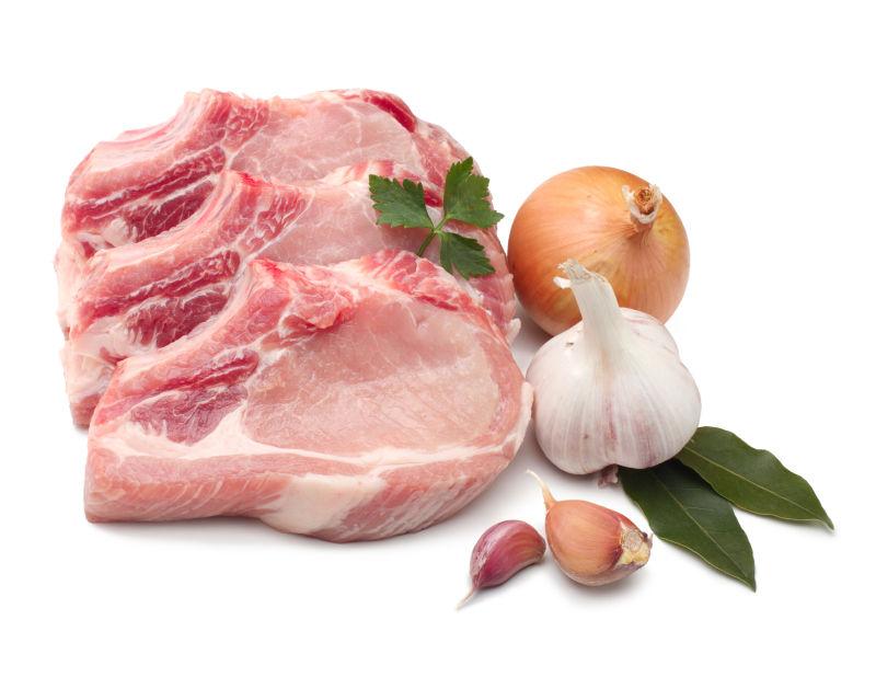 生肉和佐料放在一起