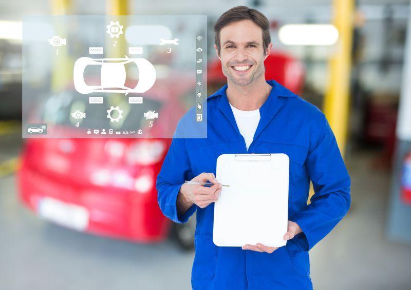 在车库里展示剪贴板的微笑机械师肖像