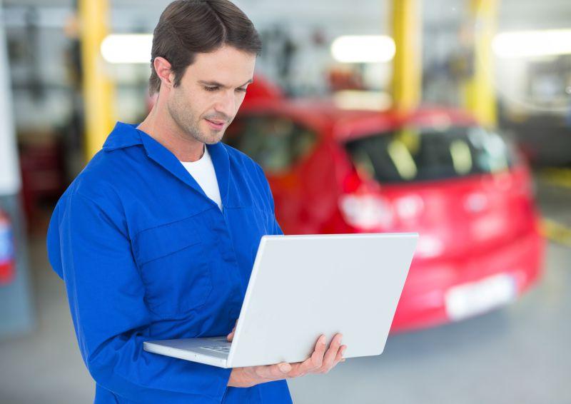 使用笔记本电脑的汽车修理工