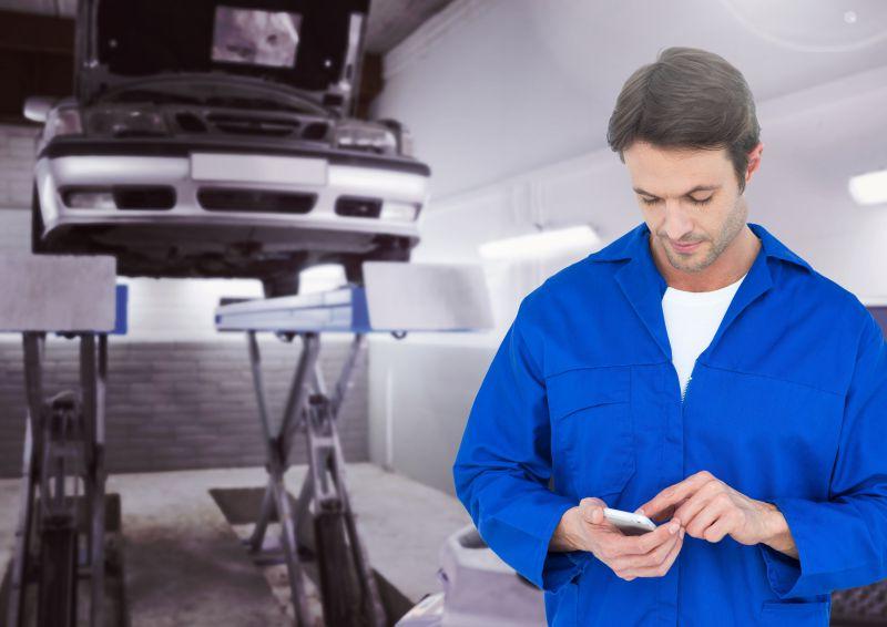 在车库使用手机的技工