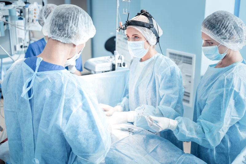 正在做手术的医生