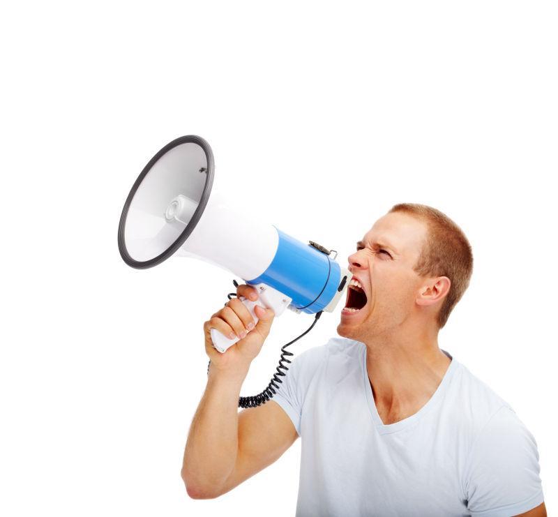 白色背景上拿着扩音器呐喊的年轻人