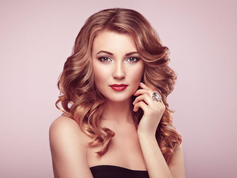 长而卷的波浪状头发的金发女人