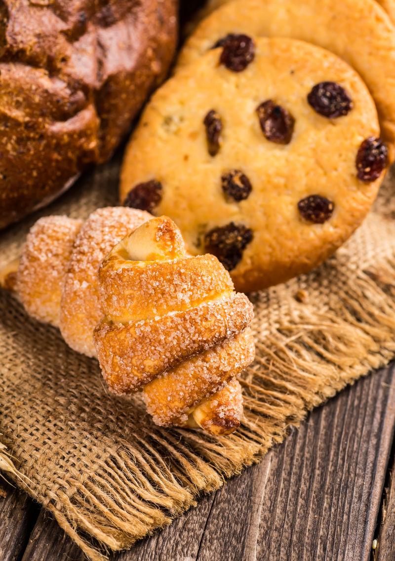 桌子上精致的小麦面包