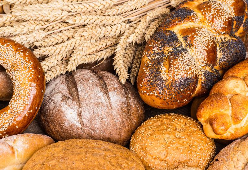 小麦面包上的麦穗