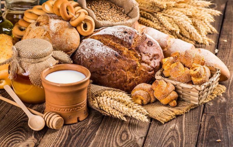 桌面上的小麦面包和牛奶