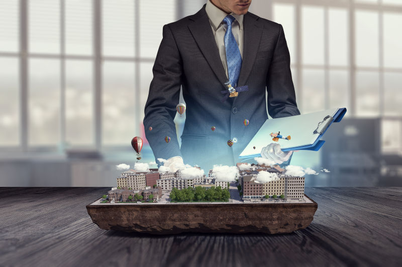 工程师和他在桌子上的建筑模型