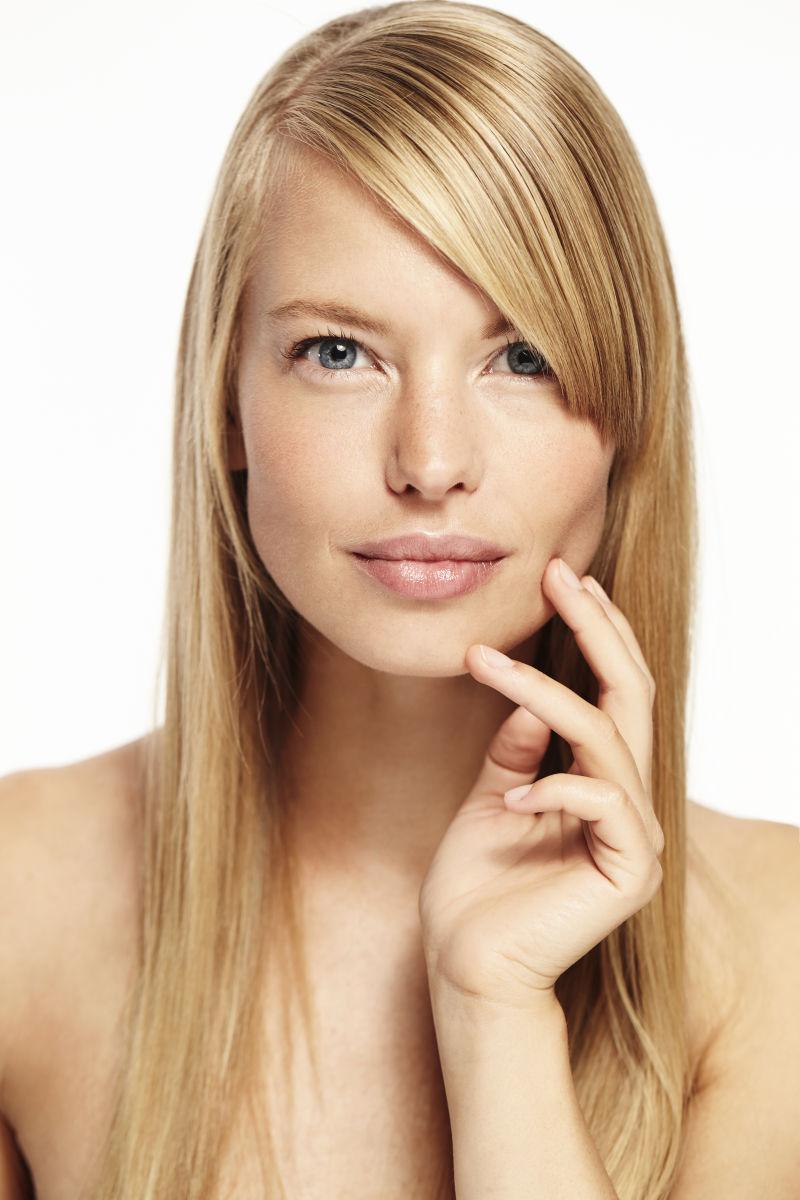 迷人的蓝眼睛金发女人