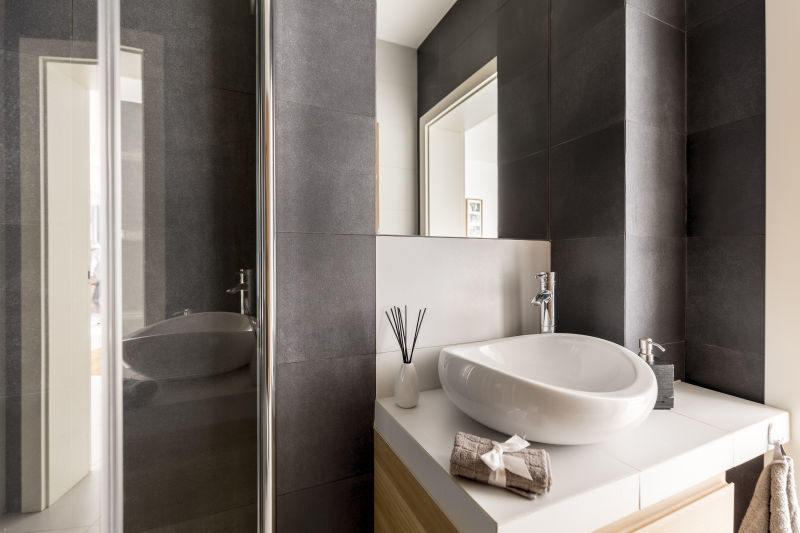 带镜子的灰色浴室设计