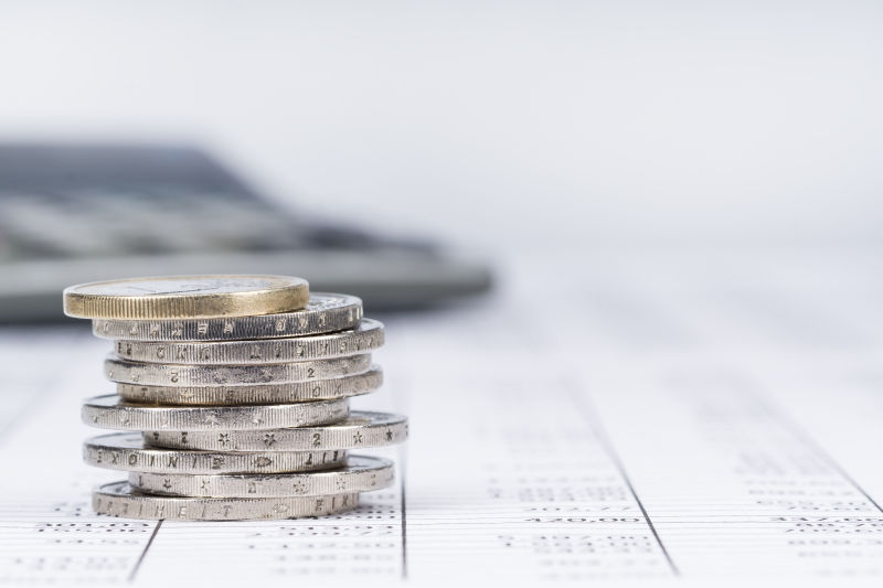 桌子上的货币和计算器