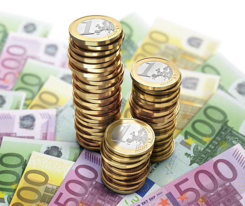 桌子上的硬币桩和纸币