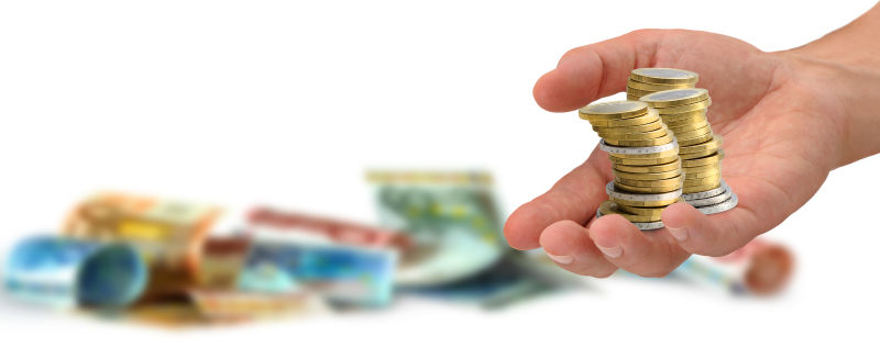 白色背景上的彩色纸币和手上的金币