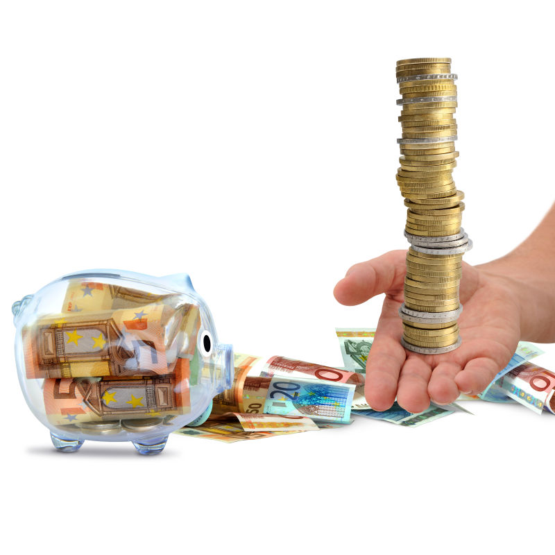 白色背景上的小猪存钱罐和纸币硬币