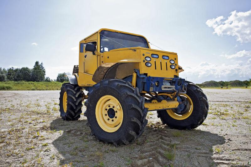 比赛前的怪物卡车