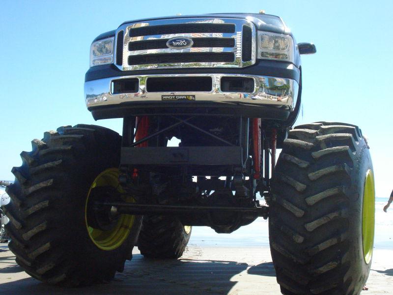 海滩上的怪物卡车