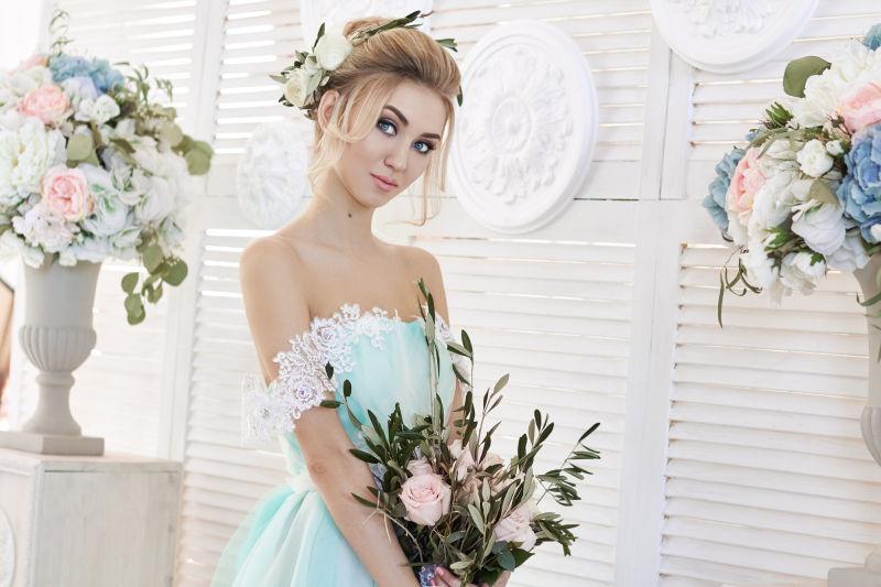 穿着蓝色婚纱的美女