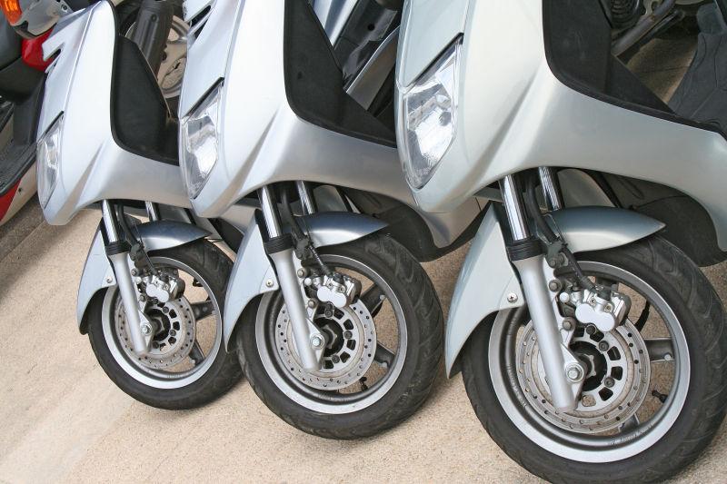 排列整齐的银白色摩托车