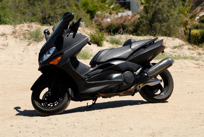 停在户外的黑色摩托车