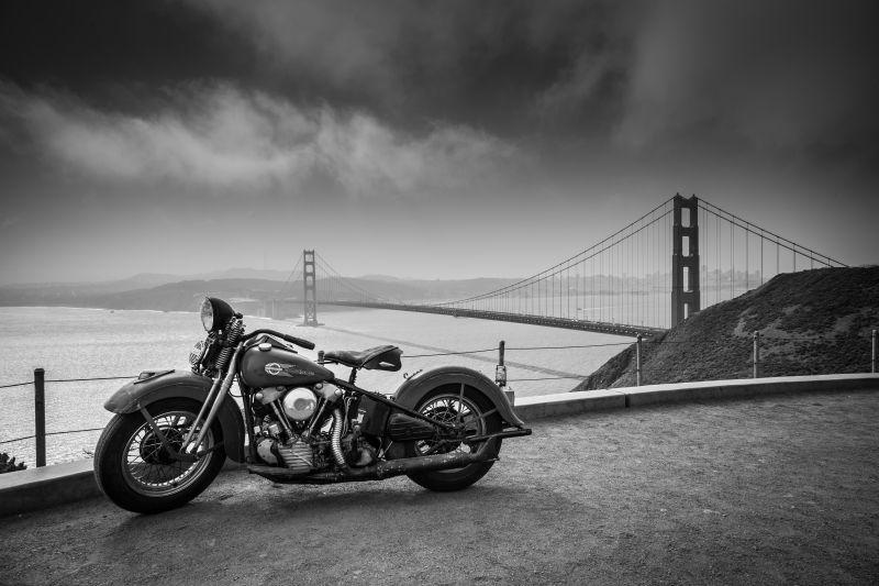 停靠在海边的黑色摩托车