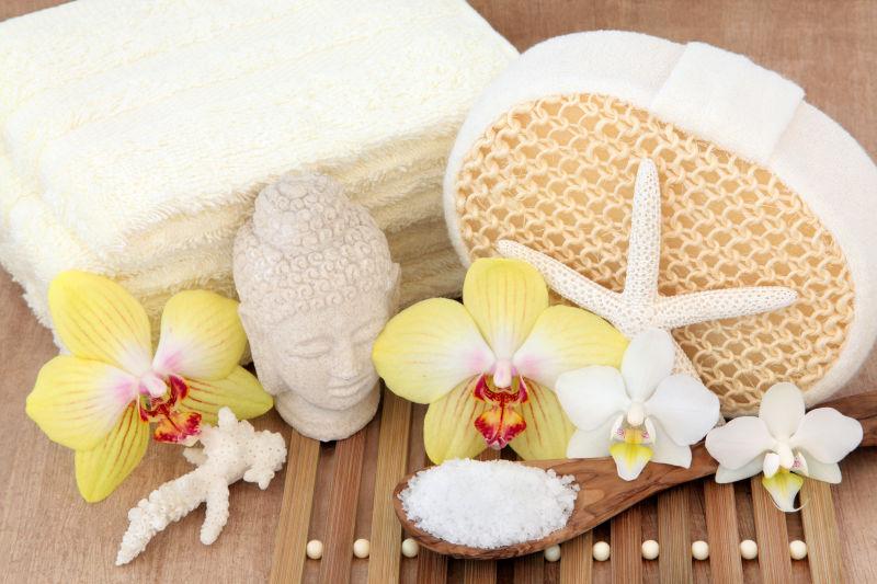 竹质凉席上的水疗spa工具