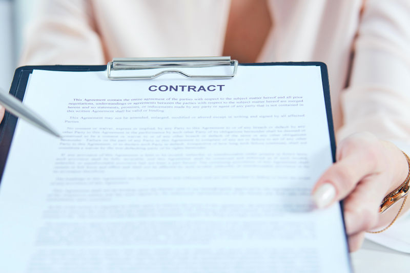 在合同纸上持枪者的笔录