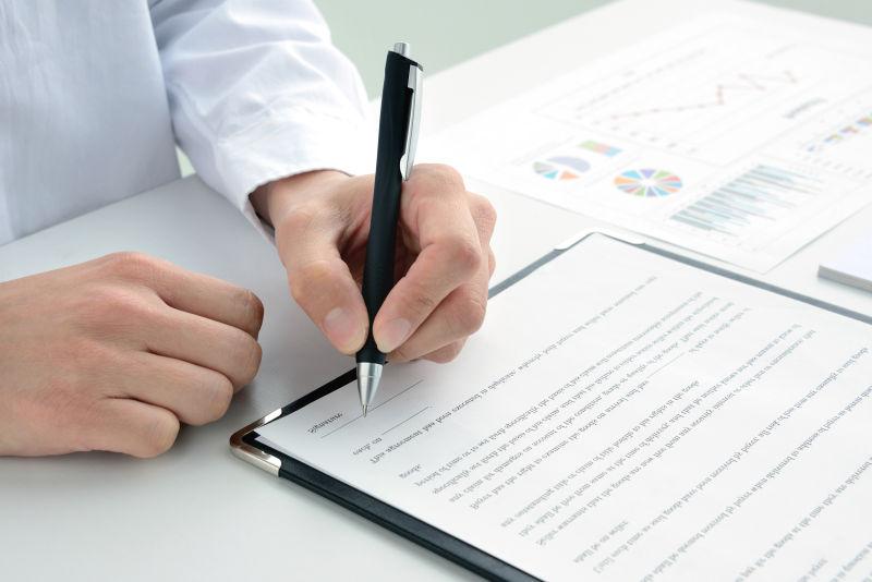 在办公桌上用笔记本电脑分析发票的中间商