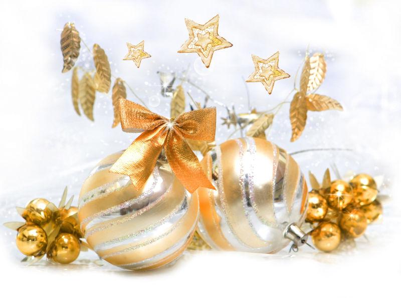 圣诞舞会背景中的金色装饰的小玩意儿
