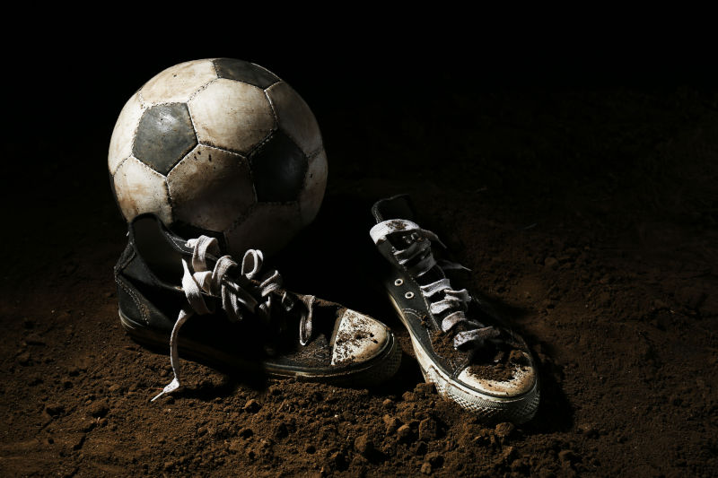 土地上的布鞋与足球