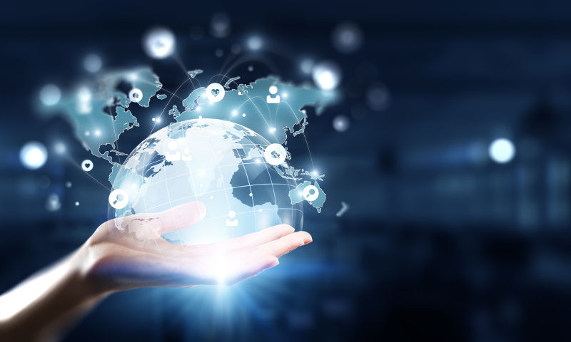 双手上的云计算地球模型