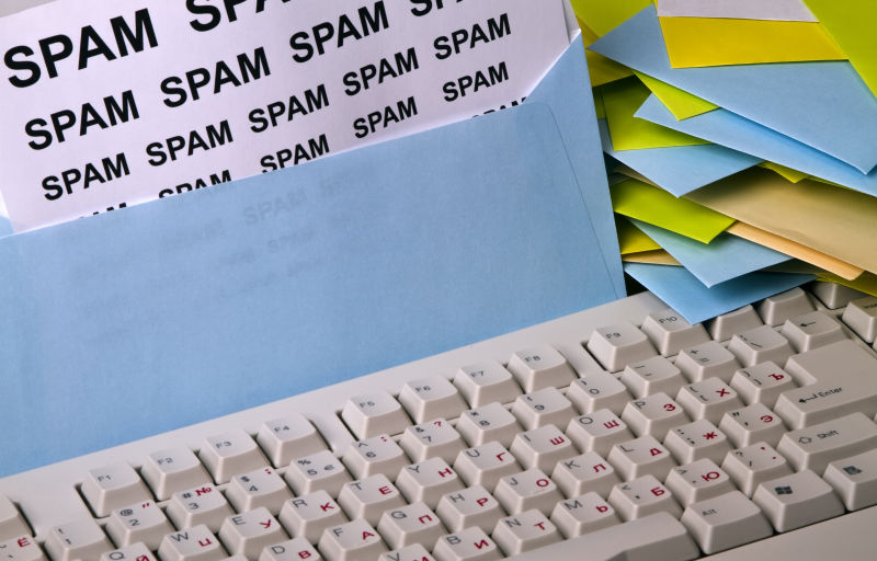 白色键盘前的电子邮件